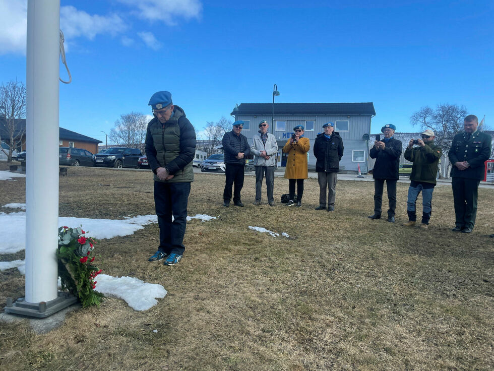 Ragnar Wilsgård la ned krans ved flaggstanga utenfor rådhuset i Tanabru.
 Foto: Birgitte Wisur Olsen