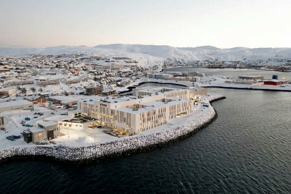 Dronefoto av nye Hammerfest sykehus, med det gamle i bakgrunnen.
 Foto: Finnmarkssykehuset