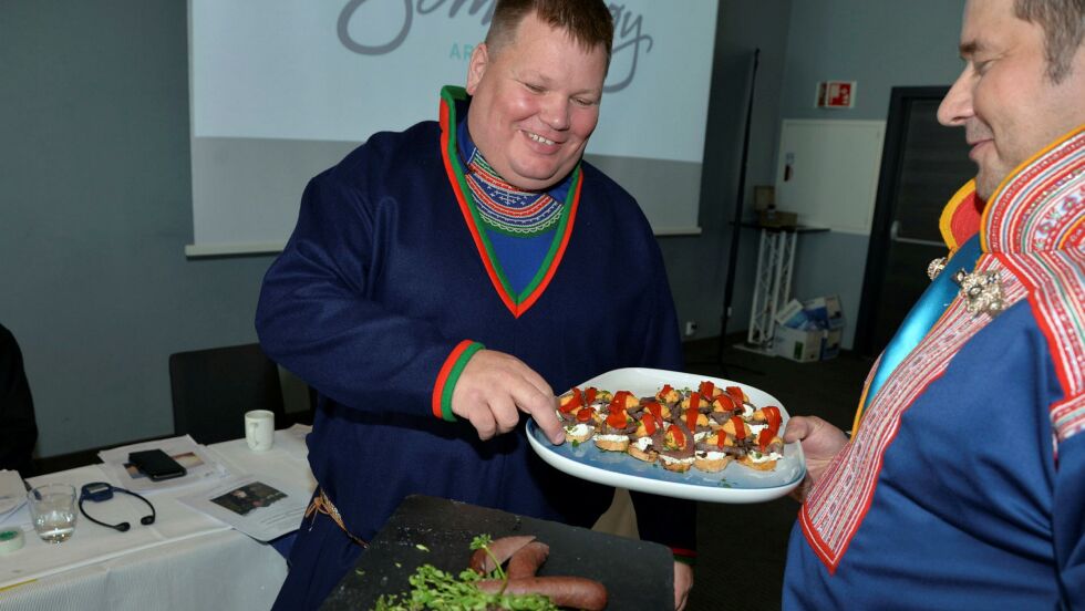 John Anders Lifjell tar en smaksprøve av én av utallige retter som kan lages på reinkjøtt.
 Foto: Steinar Solaas