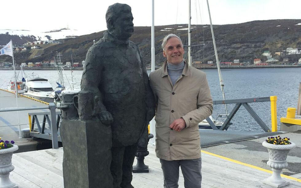 Festivalleder Knut Arne Iversen ved statuen av Adolf Henrik Lindstrøm i Hammerfest, som er laget av polarkunstneren Håkon Anton Fagerås.
 Foto: Kreativ Industri AS