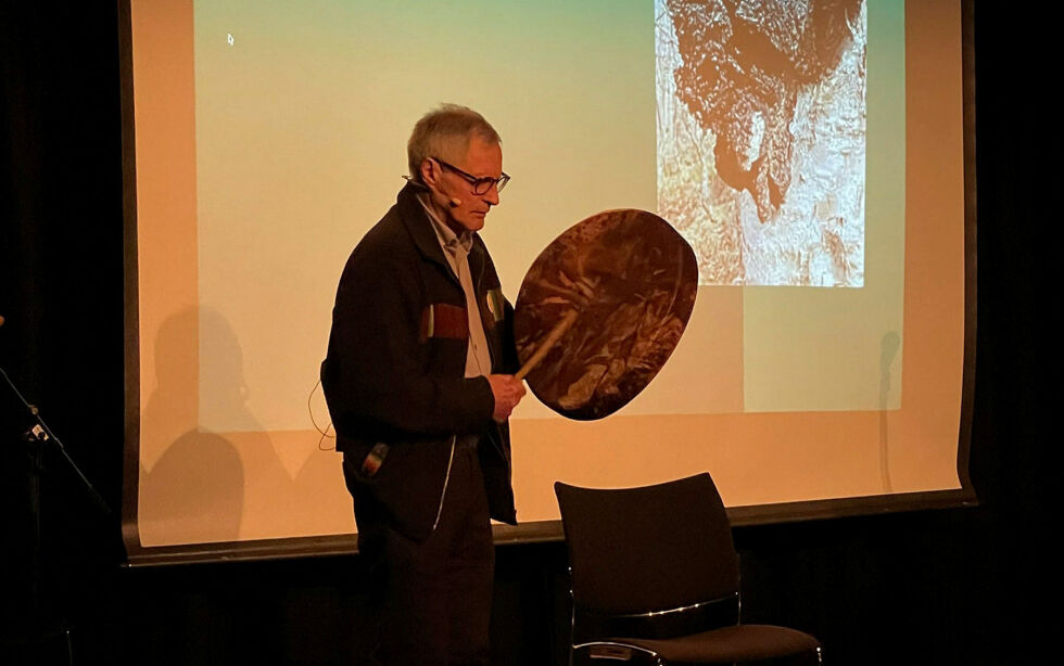 Eirik Myrhaug Partapuoli inntok også scenen. Han snakket om noaidikunsten med røtter i fortiden til moderne terapi. Under seminaret gjennomgikk han i tillegg en live «fjernhealing» sammen med en frivillig fra publikum, som hadde smerter i kneet.
 Foto: Hannah Persen