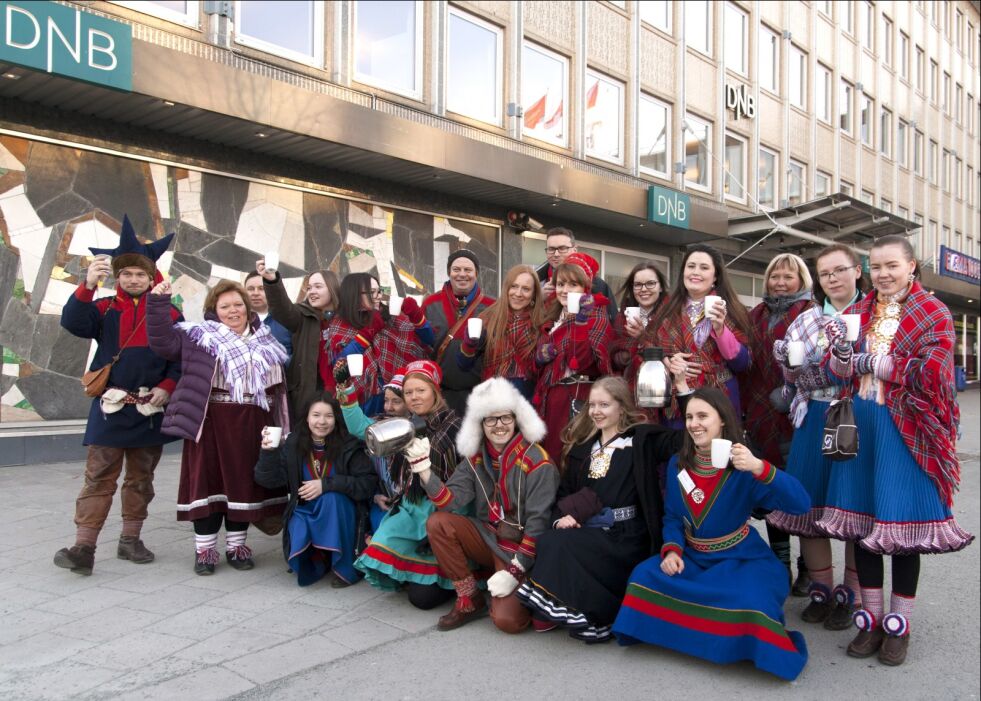 Samisk parlamentarisk ungdomskonferanse demonstrerte mot DNB på Torget i Trondheim.
 Foto: Raisa Porsanger