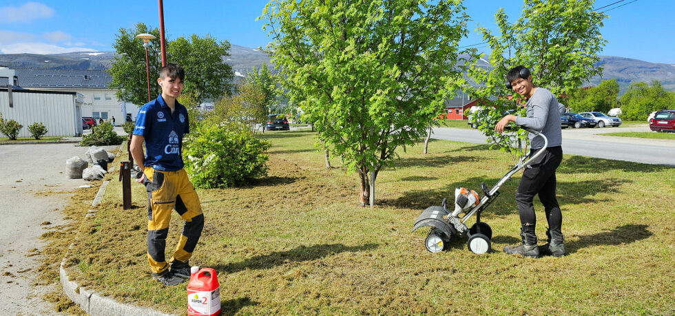 Åsmund Akselsen (19) og Chaivawat Soinak (19) har tatt ryddeoppdrag på vegne av idrettslaget. Her er de i full sving utenfor kraftlaget.
 Foto: Oddbjørn Samuelsen