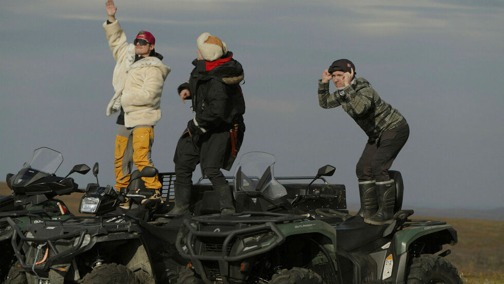 Kevin Boine, Anders Nils Gaup og Jon Henrik Hivand i den nye musikkvideoen.
 Foto: NRK