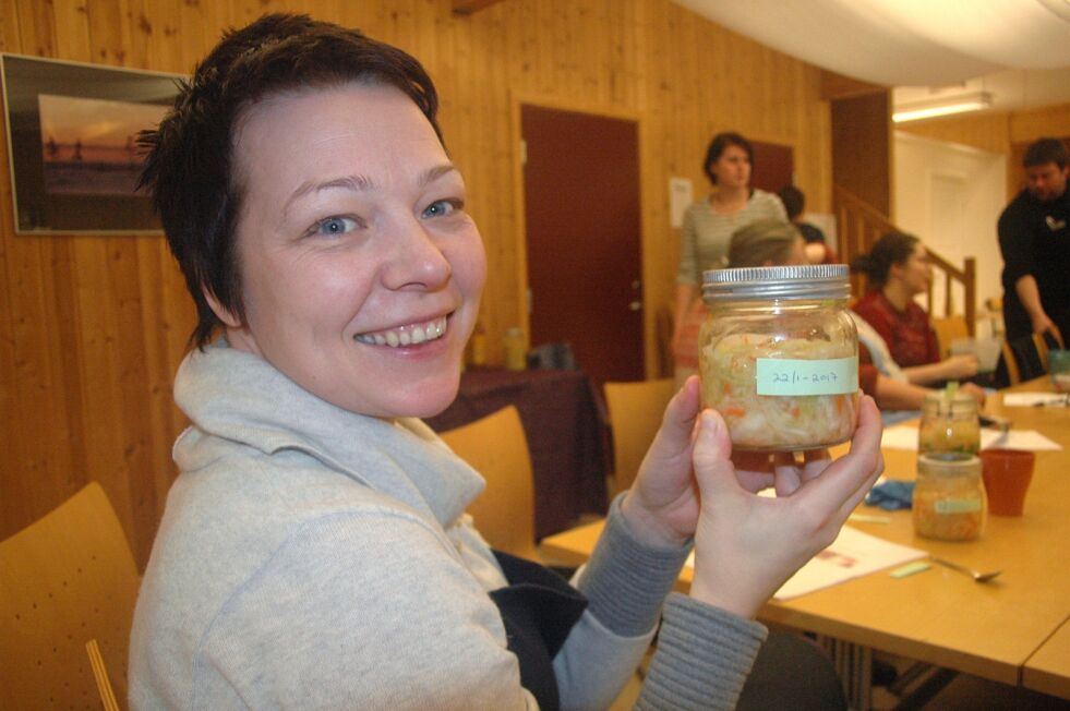 Siv Grethe Aarnes er superfornøyd med å ha lært hvordan kålen kan holde seg i månedsvis på glass.
 Foto: Birgitte Wisur Olsen