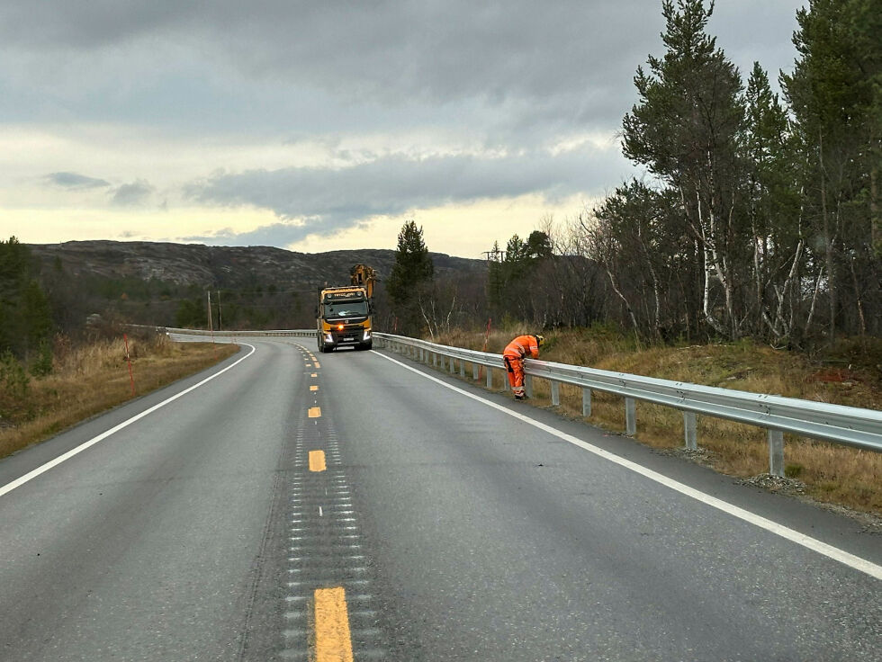 Nå settes det opp rekkverk langs E6 mot Storskog.
 Foto: Hallgeir Henriksen