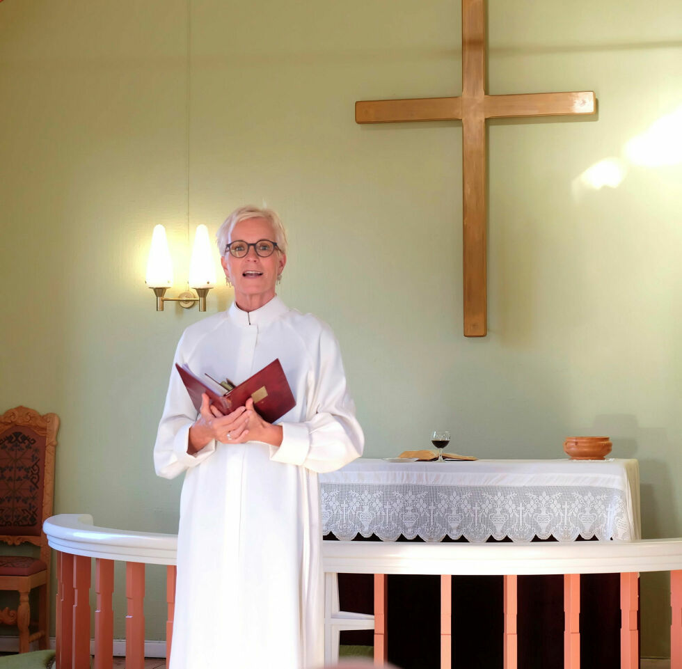 Den finske presten i Norge, Päivi Aikasalo, hadde lagt sin første gudstjeneste i Finnmark til Skallelv kirke/Kallijoven kirkko.
 Foto: Bjørn Hildonen