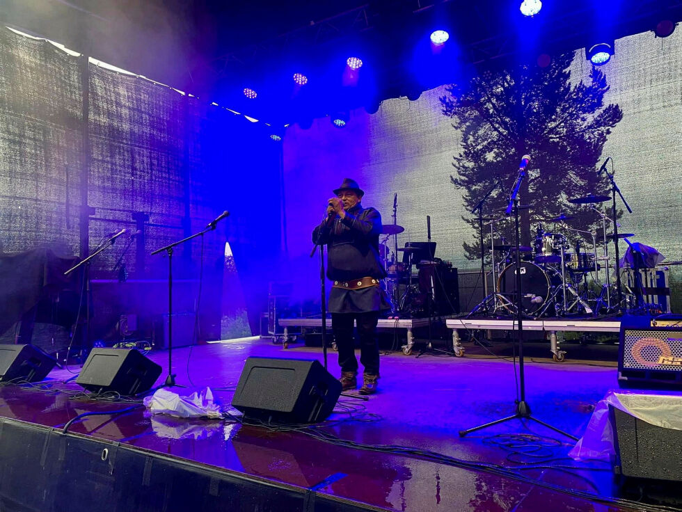 Julebordet byr på et spennende program som inkluderer en velkomstdrink, en samisk julemiddag, og en konsert med den samiske artisten Johan Anders Bær.
 Foto: Privat