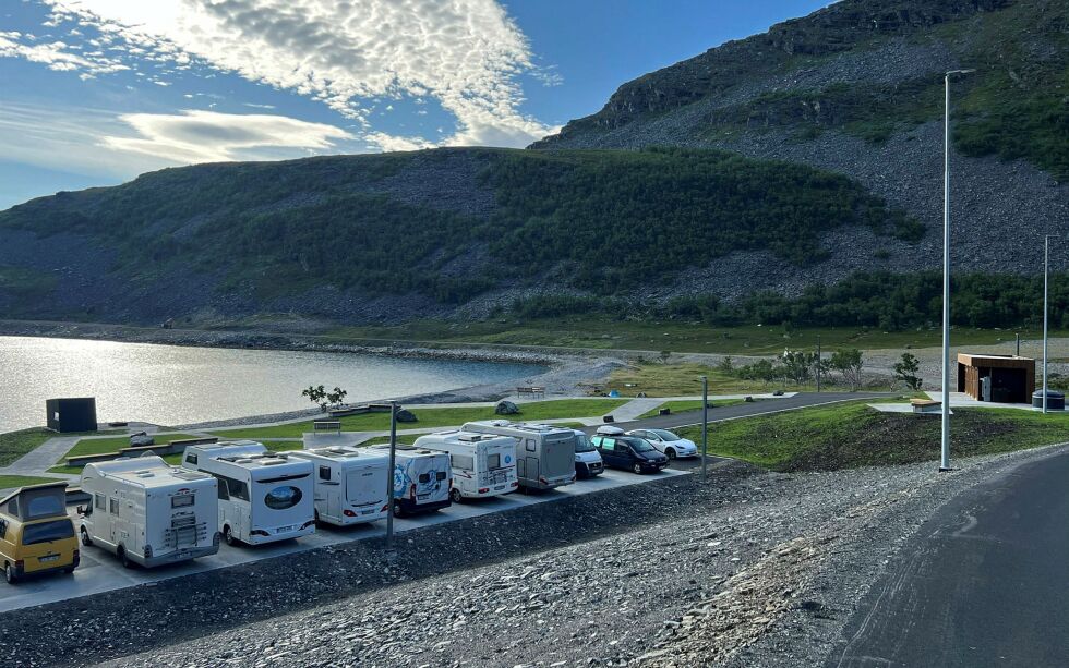 Den nye rasteplassen i Skarvbergvika har blitt svært populær blant turistene. Nå bygger Statens vegvesen et septikanlegg, for å redusere antall tømminger og få ned kostnadene.
 Foto: Irene Andersen