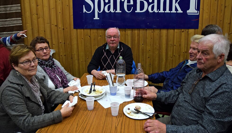 Sofie Samuelsen, Anna Olsen, Reidar Ravna, Anders Porsanger og Jan Samuelsen setter både pris på  det sosiale og den gode maten.
 Foto: Hilde Porsanger