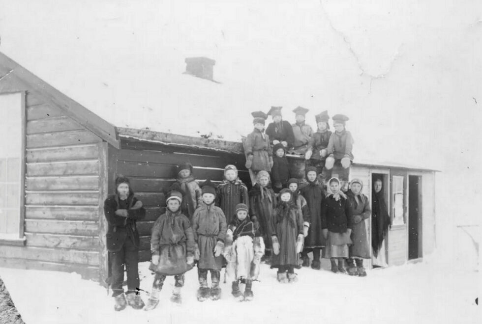 Skoleungene foran Sandnes skole i 1892 med lærer Anders Nilsen Tokle. Hans kone Kristofa står i døra.
 Foto: Ellisif Wessel