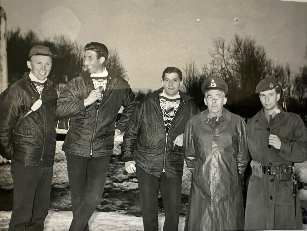 De norske skiessene Odd Martinsen, Harald Grønningen og Gjermund Eggen står her sammen med en norsk offiser og grensevakt på grensa mellom Sovjet og Norge i 1967.
 Foto: Foto Edvardsen