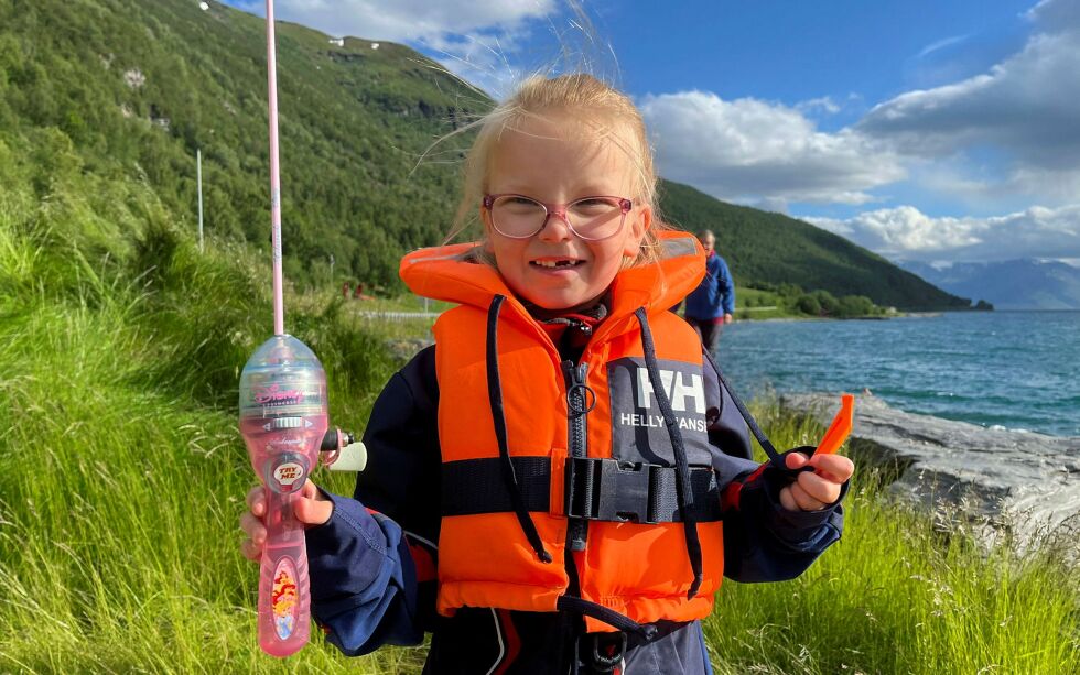 Anna Niva (6 år) forteller en spennende fiskehistorie.
 Foto: Elin M. Wersland