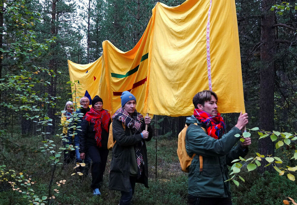 Flagget med samiske tegn symboliserer grensen mellom Norge og Russland.
 Foto: Yngve Beddari