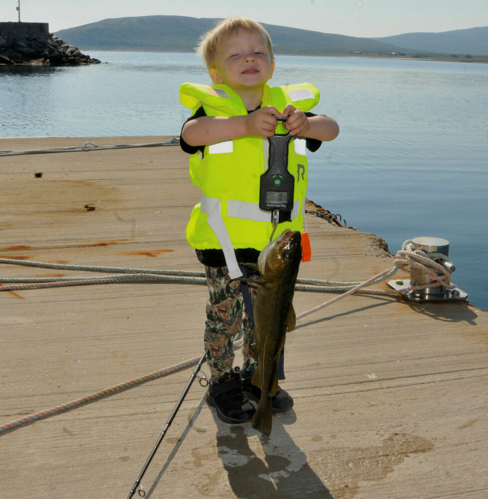 Emil M. Eriksen (2,5 år) vant barneklassen med en torsk på ett kilo.
 Foto: Hanne Klemetsen