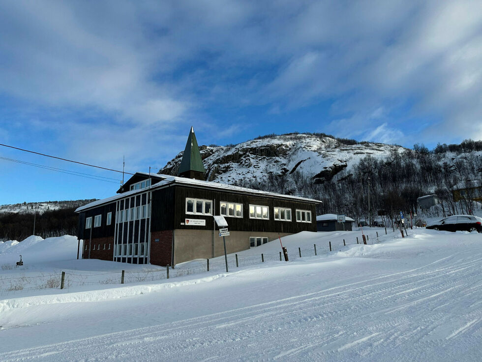 Tårnet skole i Jarfjord er solgt til Forsvarsbygg for 1,6 millioner kroner.
 Foto: Hallgeir Henriksen