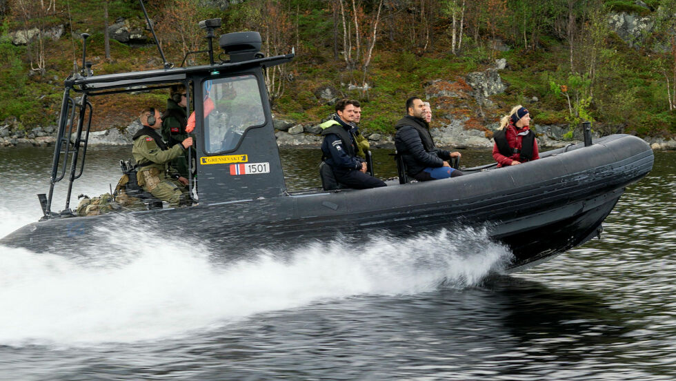 Stortingspresident Masud Gharahkhani ble med på patrulje i Pasvikelva, som er grenseelv mot Russland.
 Foto: Forsvaret