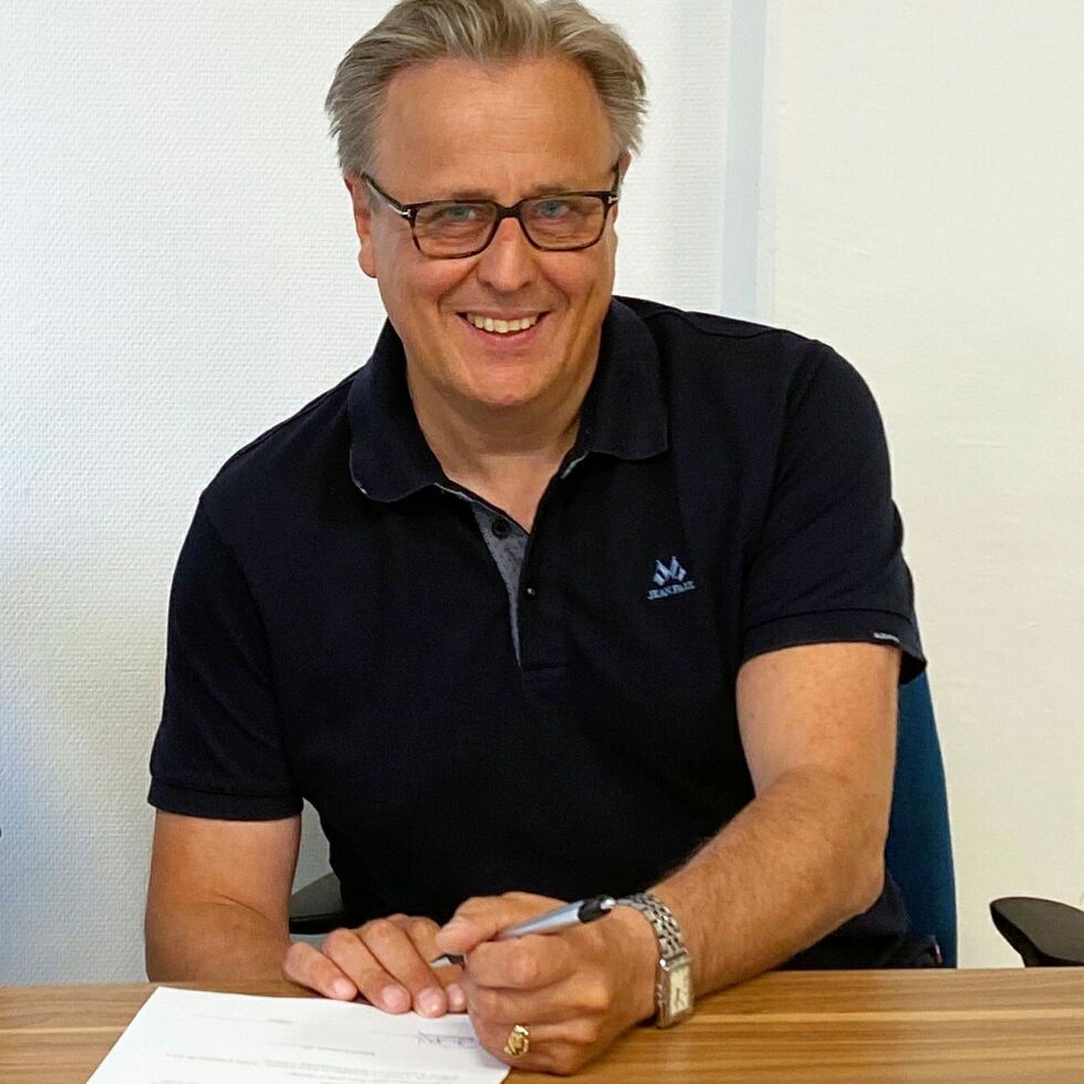 Trond Arne Hoe, her signerer han arbeidskontrakten som nå bringes til opphør.
 Foto: Kåfjord kommune