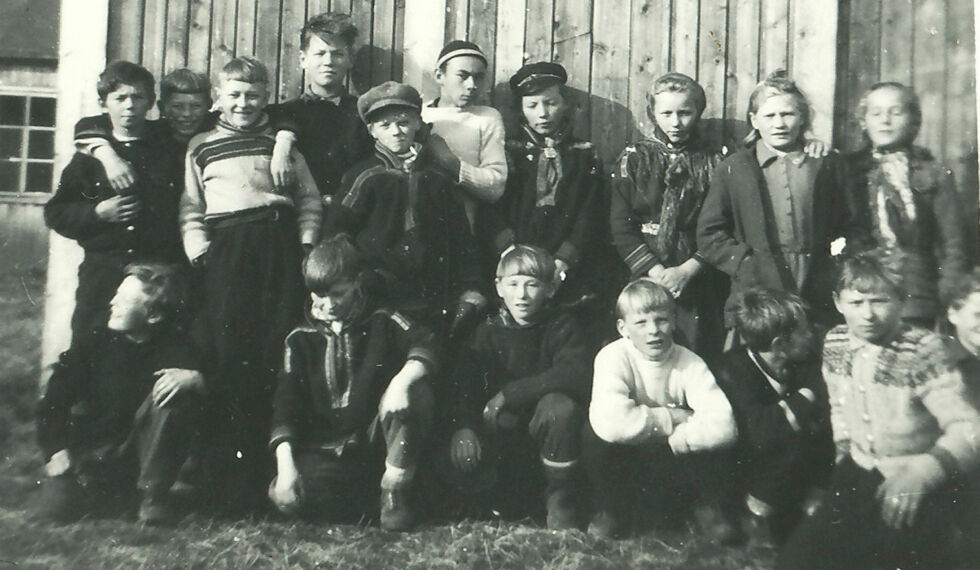 Skoleklasse fra juni 1953. Her er jeg 13 år med hvit genser og Ready topplue
 Foto: Bilde fra Odd M Hætta