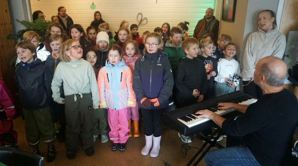 Barn fra Nordkapp kulturskole sang «Magerøyongan» sammen med Agnete Saba til akkompagnement av Øystein Skårset.
 Foto: Geir Johansen