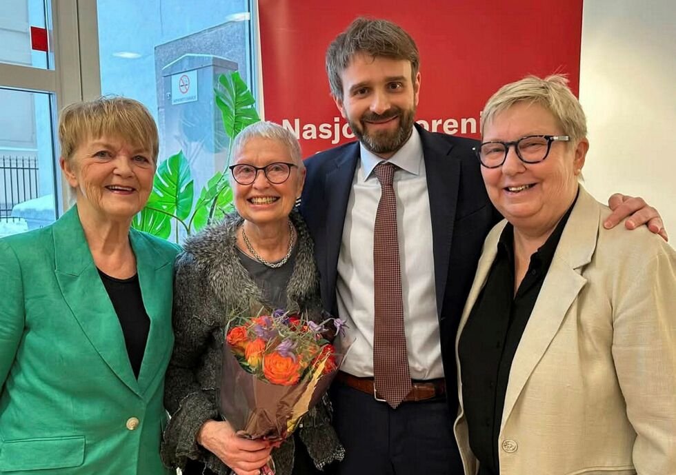 Helseminister Jan Christian Vestre og generalsekre­tæren i Nas­jo­nal­fo­re­nin­gen for fol­ke­hel­sen hadde æren av å dele ut prisen til delegasjon fra Vadsø, bestående av fra venstre Torill Esbensen og Målfrid Ovanger fra Vadsø demensforening samt ordfører Wenche Pedersen.
 Foto: Nasjonalforeningen for folkehelsen