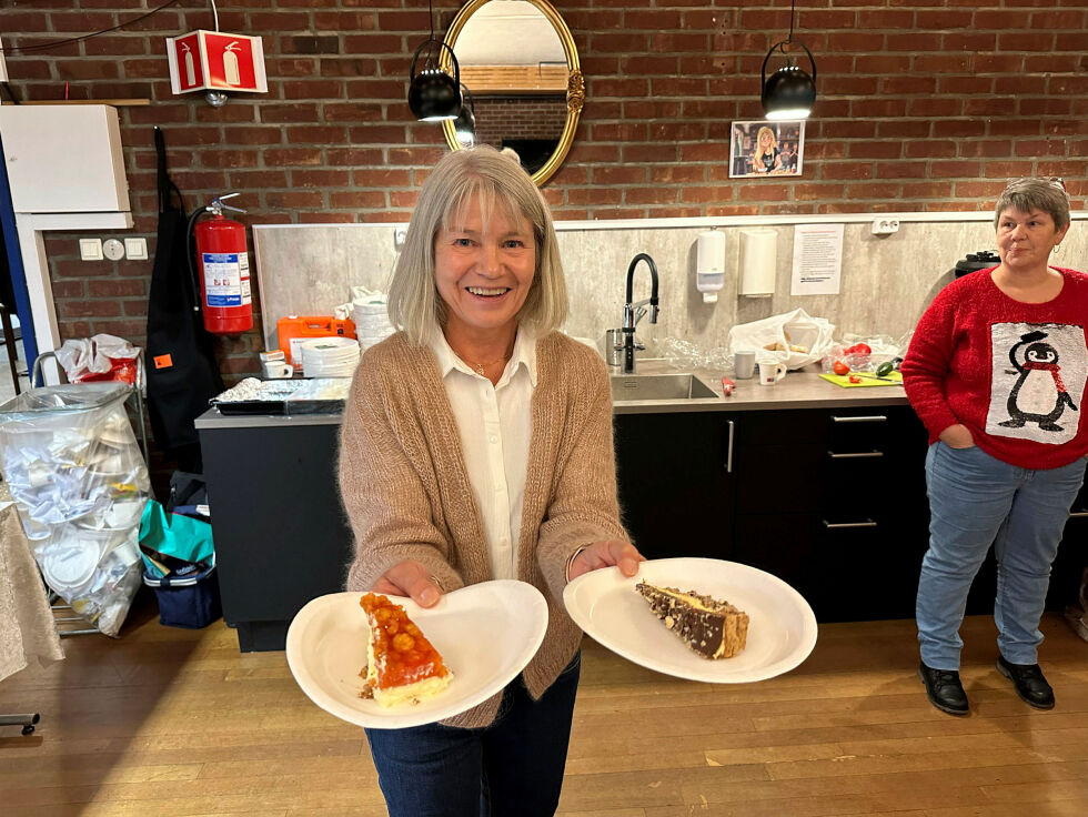 Marit Heill Braathu poserer med favorittkakene under messa, ostekake med multer og suksessterte.
 Foto: Hallgeir Henriksen