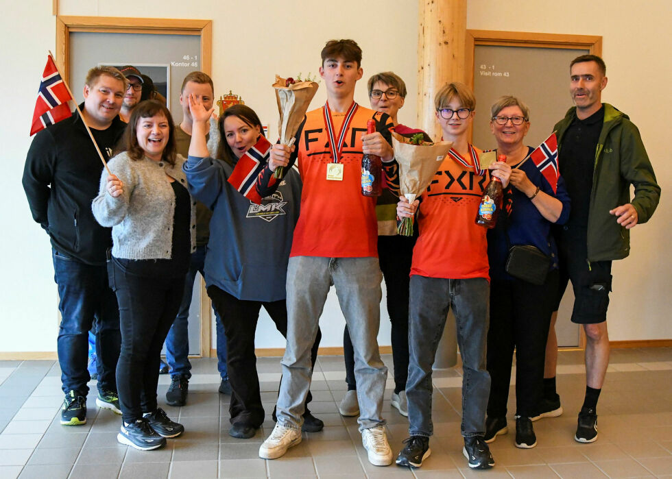 Samuel Vonheim og Isak Persen fikk en varm velkomst i Lakselv. Sistemann på laget, Ailo Johansen, kjørte hjem.
 Foto: Irene Andersen