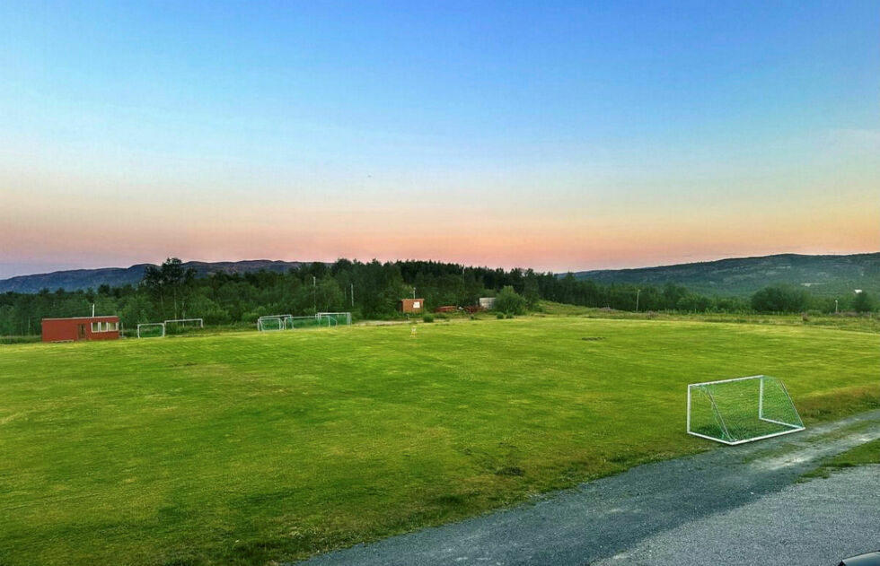 Etter at den er klippet fremstår gressbanen som en stor fristelse for spesielt unge fotballspillere og løkkefotball.
 Foto: Sandnes IL