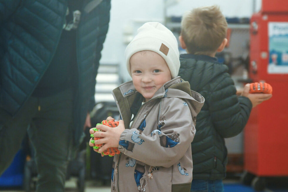 Othelius (3 år, snart 4) var en av mange barn som storkoste seg på brannstasjonen.
 Foto: Irene Andersen