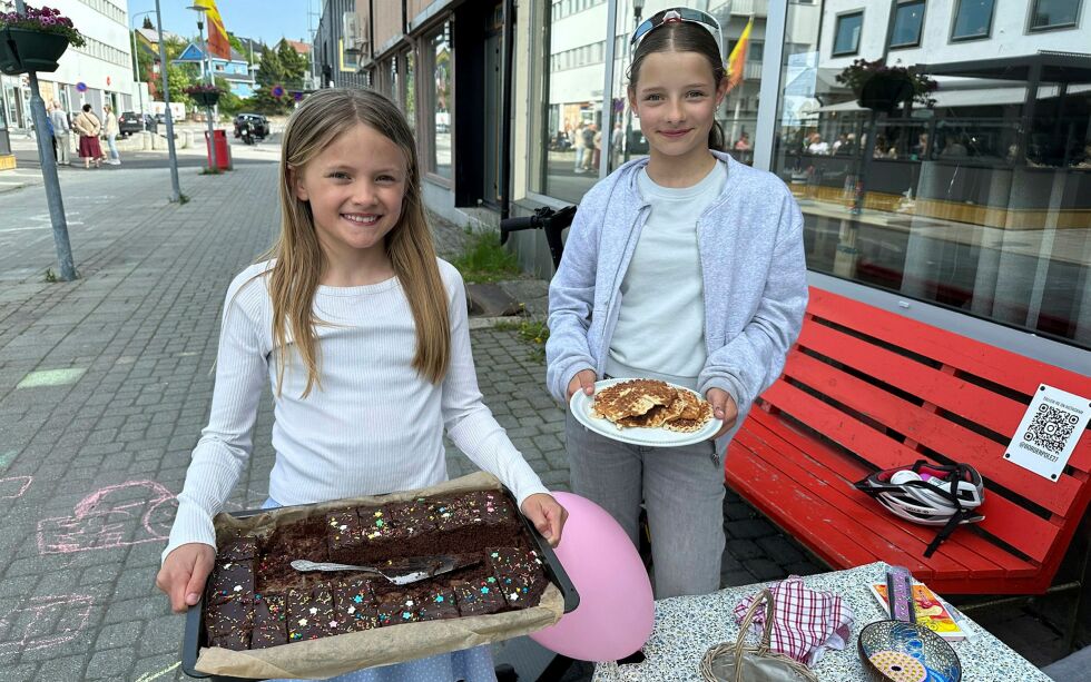 Hanna Wartiainen Gulbrandsen hadde bakt kake, mens Jona Tiedemann tok seg av vaflene.
 Foto: Hallgeir Henriksen