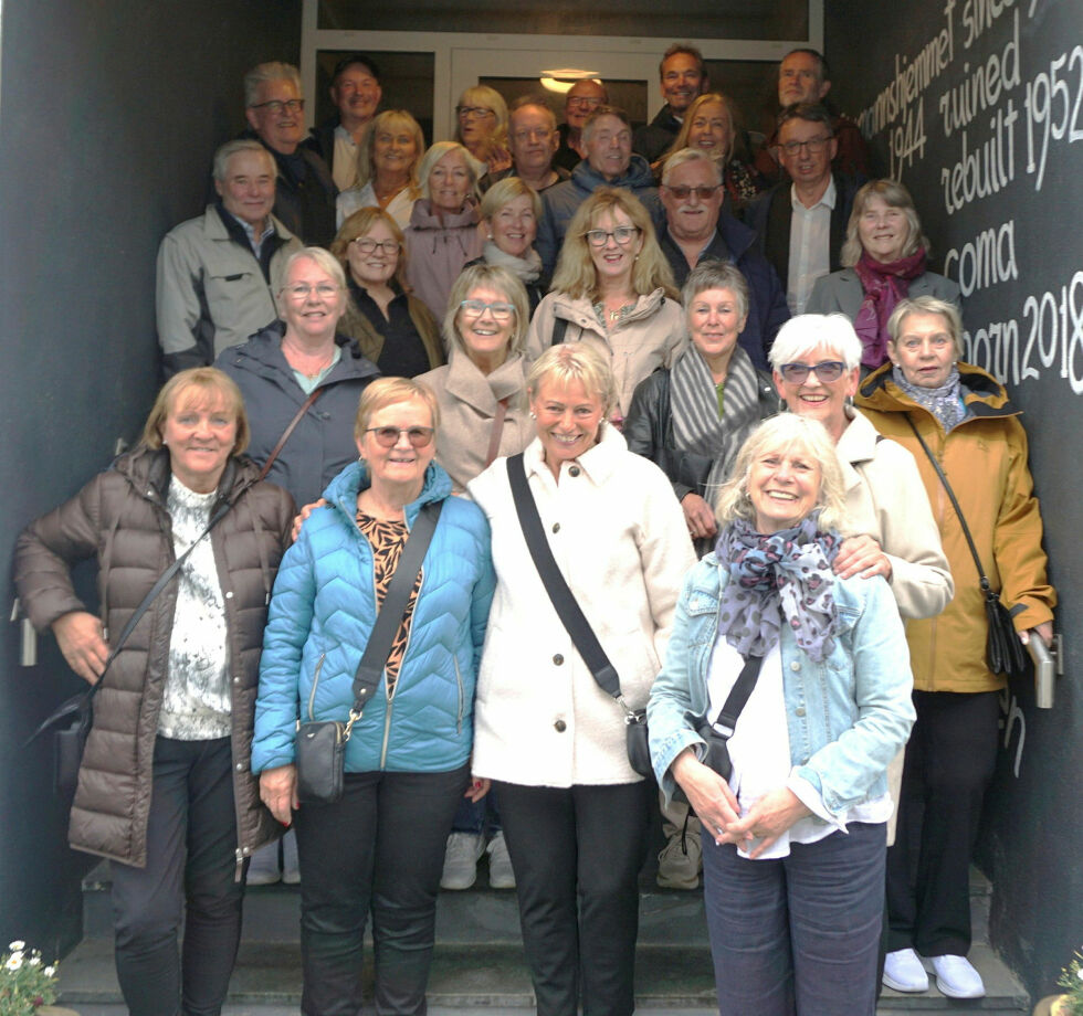 De møttes igjen under Nordkappfestivalen for å markere at det er 50 år siden de var ferdige med grunnskolen i Honningsvåg.
 Foto: Geir Johansen