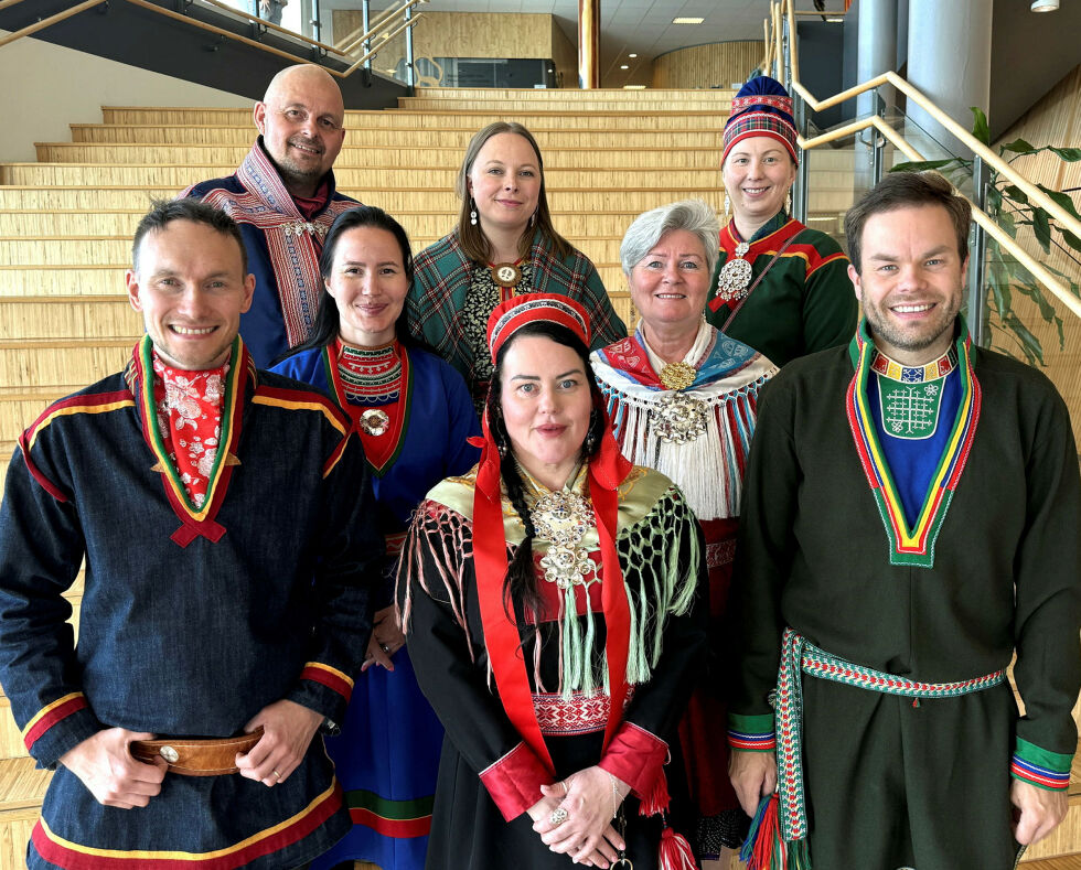 Sametingsrådet etter endringene 19. august 2024. Fremst Runar Myrnes Balto (NSR), sametingspresident Silje Karine Muokta (NSR), Mikkel Eskil Mikkelsen. I midtet Maja Kristine Jåma (NSR) og Elisabeth Erke (Sp). Bak de tre politiske rådgiverne Nils Ante Eira (Sp), Sandra Márjá West (NSR) og Anne Henriette Nilut (NSR).
 Foto: Åse Pulk/Sametinget