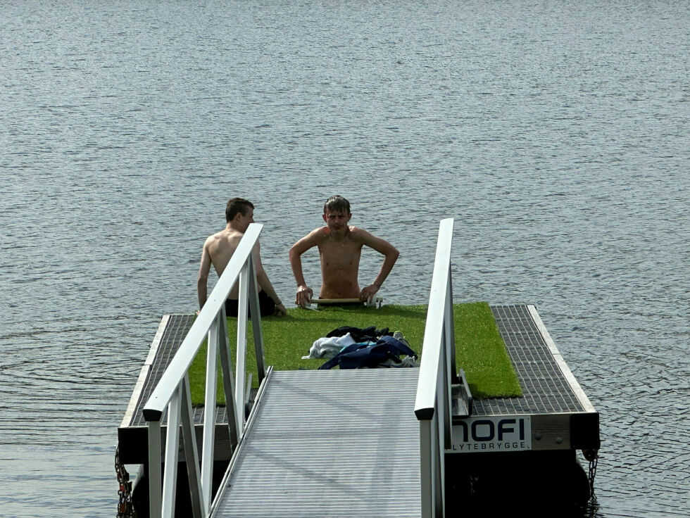 Det var ikke engang tjue grader i skyggen da disse to ungguttene badet i det heller kjølige Førstevannet i Kirkenes nylig.
 Foto: Hallgeir Henriksen