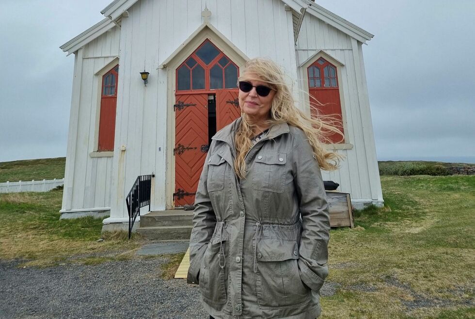 Kirkeverge Ann Sissel Andersen i Nesseby sier det er veldig viktig å ta vare på kirka som ligger helt nede ved Varangerfjorden. – Denne kirka er også kulturhistorisk viktig, sier hun om den 166 år gamle langkirka – som den kalles.
 Foto: Torbjørn Ittelin