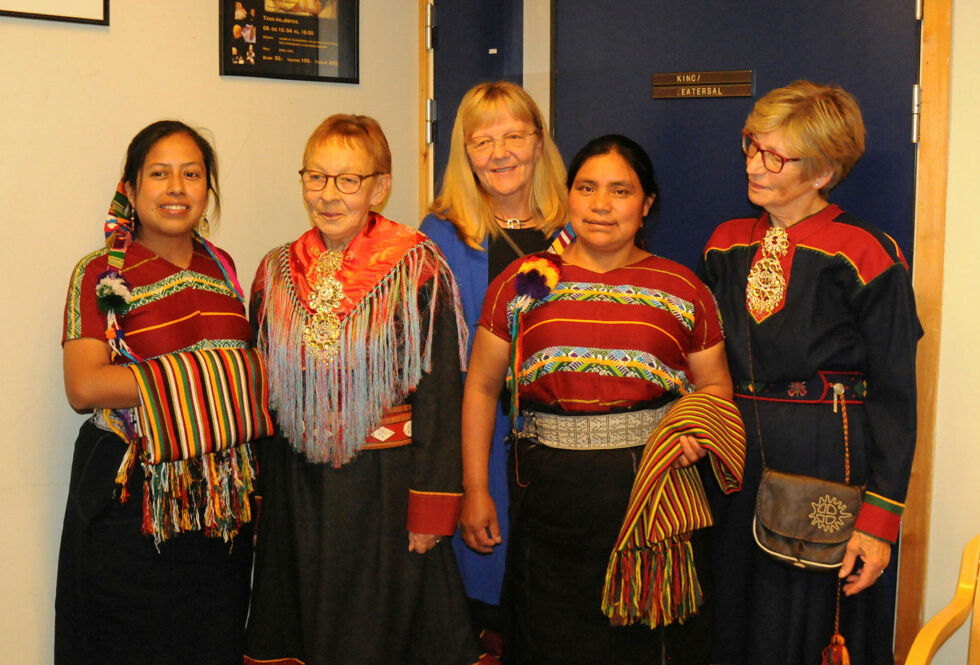 Bygdekvinner i møte med mayaer. Fra venstre: Maria Luisa Ramirez, Else Utsi, Else Marie Seim, Aracely Marroquin og Solfrid Jessen.
 Foto: Tom Hardy