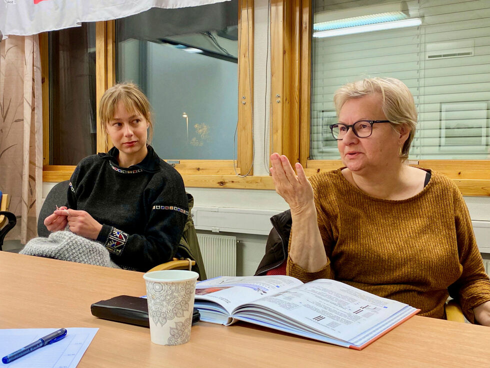 Sara lytter interessert mens Maire forteller litt om å knytte firetrådsbånd. Hun fant info om det i en av bøkene hos Kárenaš.
 Foto: Yvette M Stornes