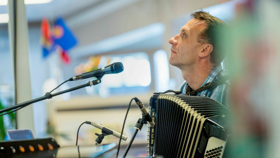 Ljubomir Nikolic har tatt inspirasjon fra finnmarksnaturen og fremførte egenkomposisjonen som er laget ved hjelp av lydopptak fra Lakselva.
 Foto: Cecilie Bergan Stuedal