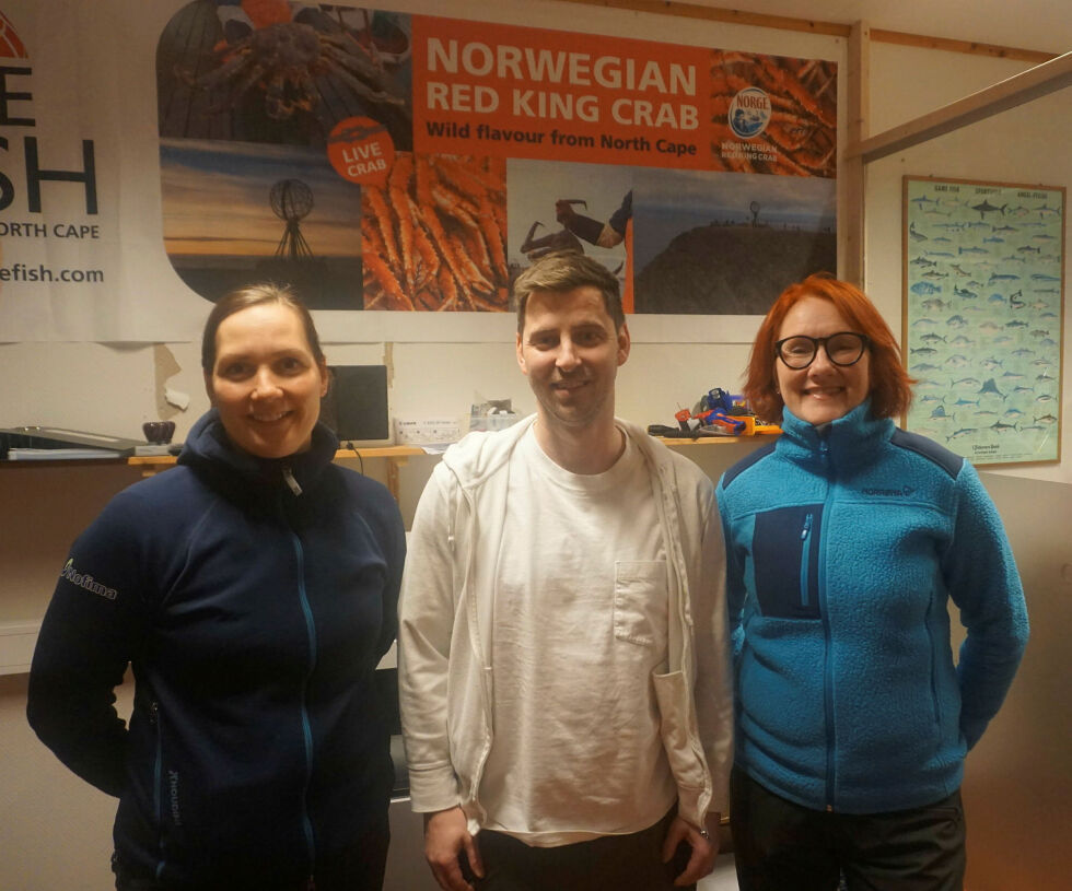 De samarbeider om forsøk med oppfôring av kongekrabbe ved Cape Fish sitt anlegg i Honningsvåg. Fra venstre forsker Anette Hustad i Nofima, salgssjef Erlend Johnsen i Cape Fish og forsker Grete Lorentzen i Nofima.
 Foto: Geir Johansen