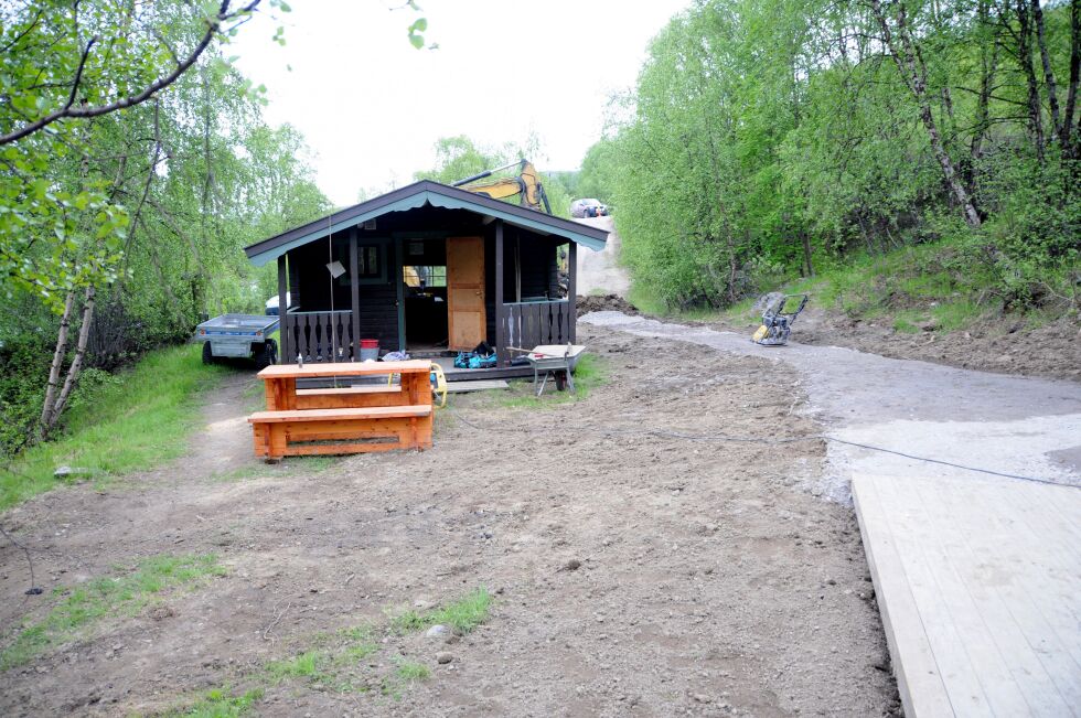 Foran hytta er benken på plass og det er ryddet opp i rotet foran hytta.
 Foto: Hallgeir Henriksen