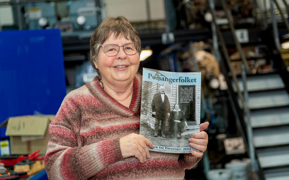 Grethe Holst Samuelsen med en ny utgave av Porsangerfolket - årbok for Porsanger 2024. Den kvænske smeden Lathaan Monna fra Børselv og Pietarin Kreeta fra Lakselv pryder forsiden.
 Foto: Cecilie Bergan Stuedal