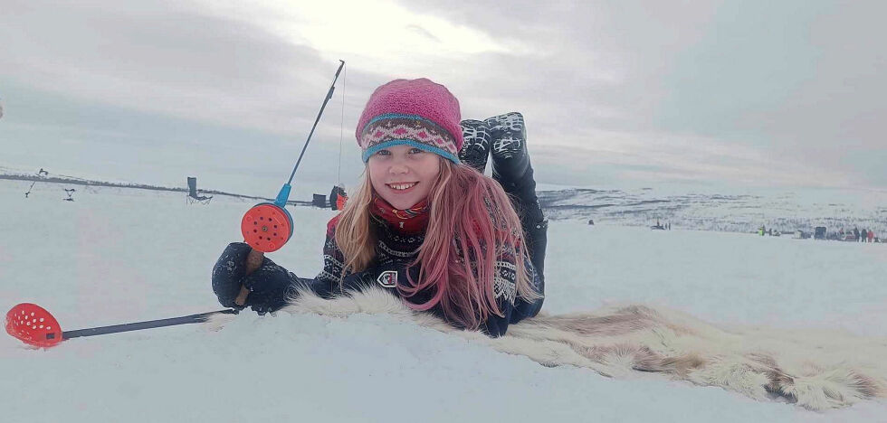 Alvilde Lovise Hestnes er trofast deltaker på isfiskekonkurransen påskeaften i Brenna. Hun syns det er fint å gjøre andre ting enn det vanlige hjemme i Oslo.
 Foto: Hanne Klemetsen