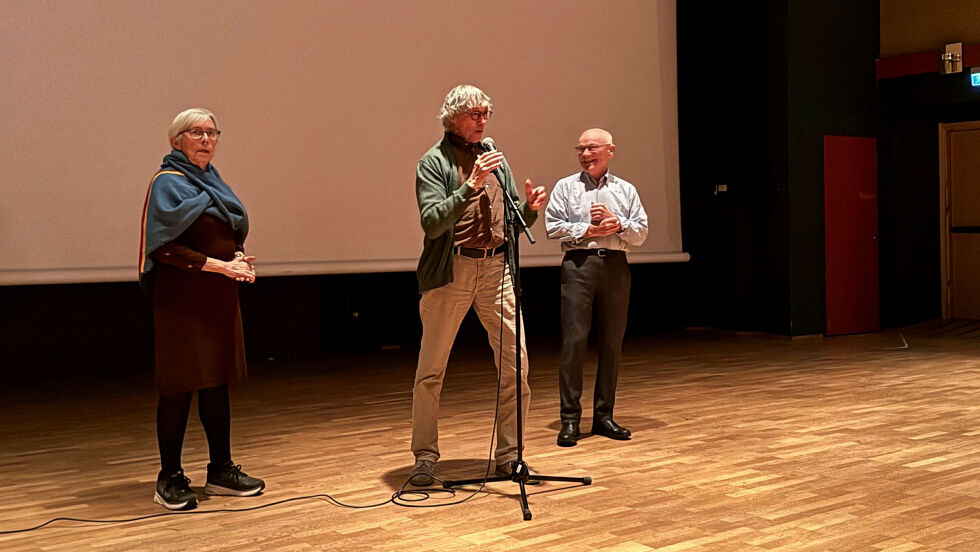 Knut Erik Jensen ønsket en nesten fullsatt kinosal i Lakselv velkommen til visning av filmen «Lengsel etter nåtid», sammen med Aina Hanssen og Arvid Petterson.
 Foto: Irmelin Klemetzen