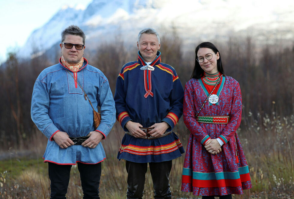 Nyvalgt president i Samerådet, Per-Olof Nutti, med visepresidentene Niko-Mihkal Valkeapää og Ellen-Sara Sparrok på hver sin side.
 Foto: Samerådet/Piera Heaika Muotka