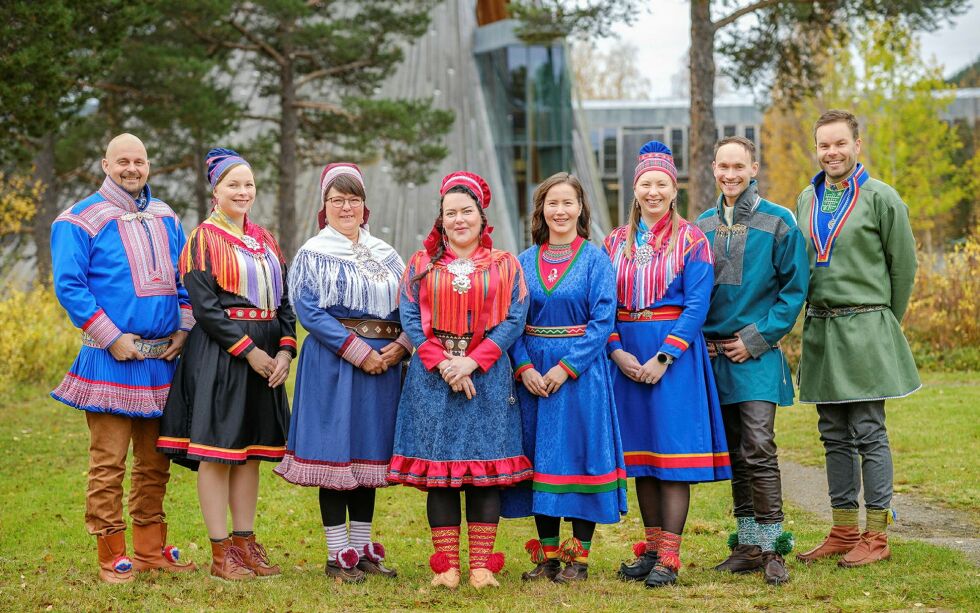 Tre av disse skal ut på oppdrag til uka. Sametingsrådet og de politiske rådgiverne. Politisk rådgiver Nils Ante Eira (Sp), politisk rådgiver Sandra Márjá West (NSR), sametingsråd Berit Marie P. E. Eira (Fsl), sametingspresident Silje Karine Muotka (NSR), sametingsråd Maja Kristine Jåma, politisk rådgiver Anne Henriette Nilut (NSR), sametingsråd Runar Myrnes Balto (NSR), sametingsråd Mikkel Eskil Mikkelsen (NSR).
 Foto: Ørjan Marakatt Bertelsen