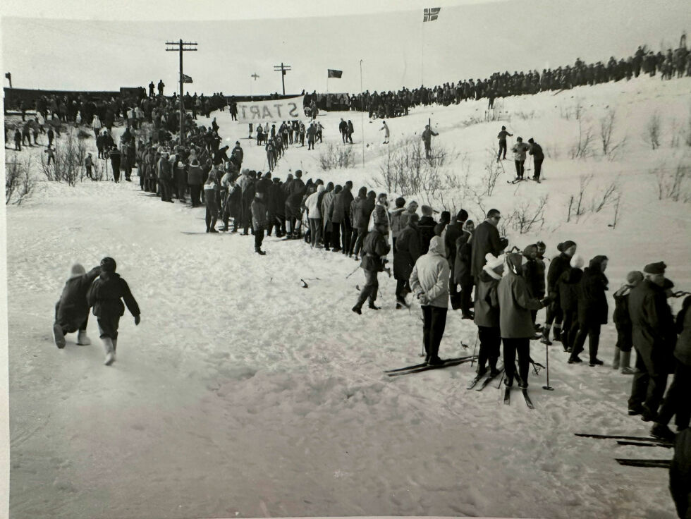 Det var enorm interesse for skikarusellen, noe dette bildet fra Kirkenes viser.
 Foto: Arne Schistads fotosamling