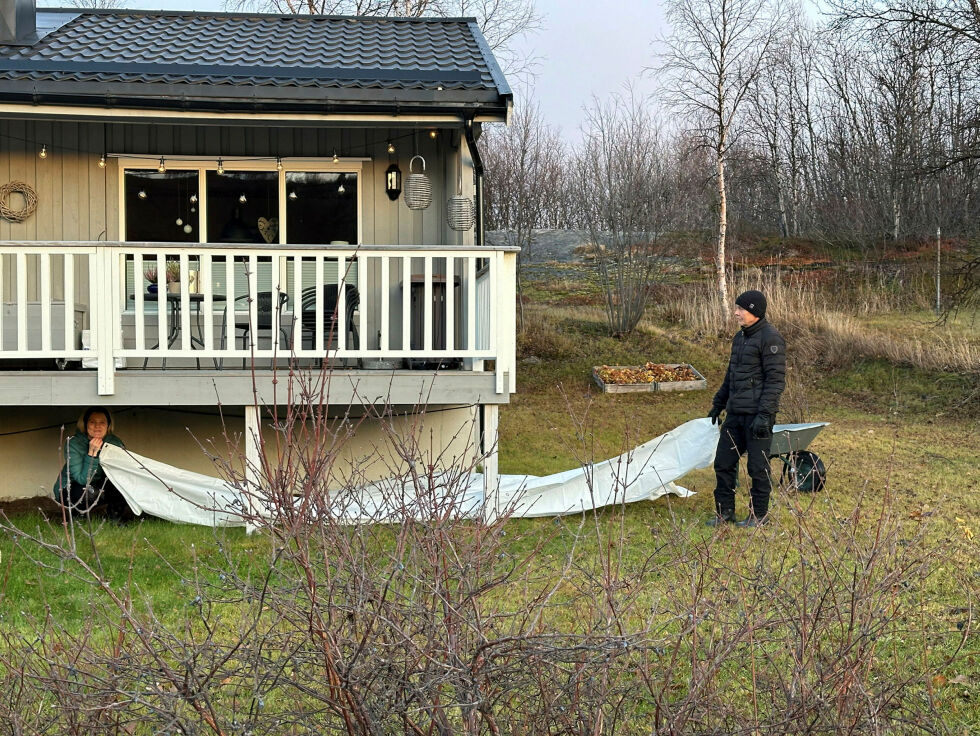 Anne Christine Mikkola og Stig Sønvisen benytta den sjeldent varme novemberfredagen til å legge sammen en presenning utenfor boligen på Hesseng.
 Foto: Hallgeir Henriksen