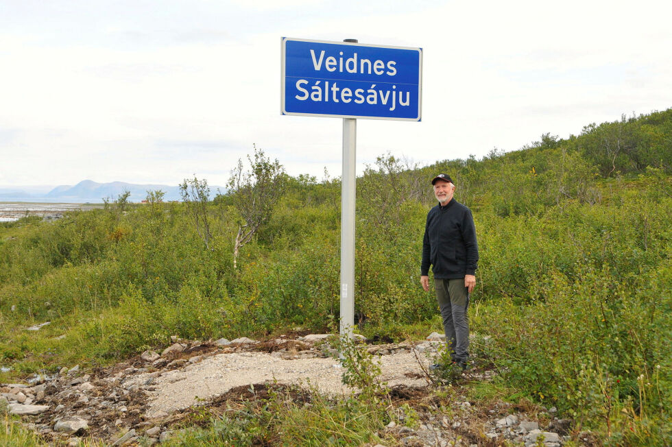 Denne uka ble det gamle stedsnavnskiltet «Veidnesklubben» byttet ut med «Veidnes/Sáltesávju». Det er også forsøkt å finne et kvænsk navn og skilte bygda med, men det er ikke funnet noen historiske kilder om det. Kjell Eriksen i Veidnes bygdelag har hatt ansvar for å jobbe med skilt-saken.
 Foto: Hanne Klemetsen