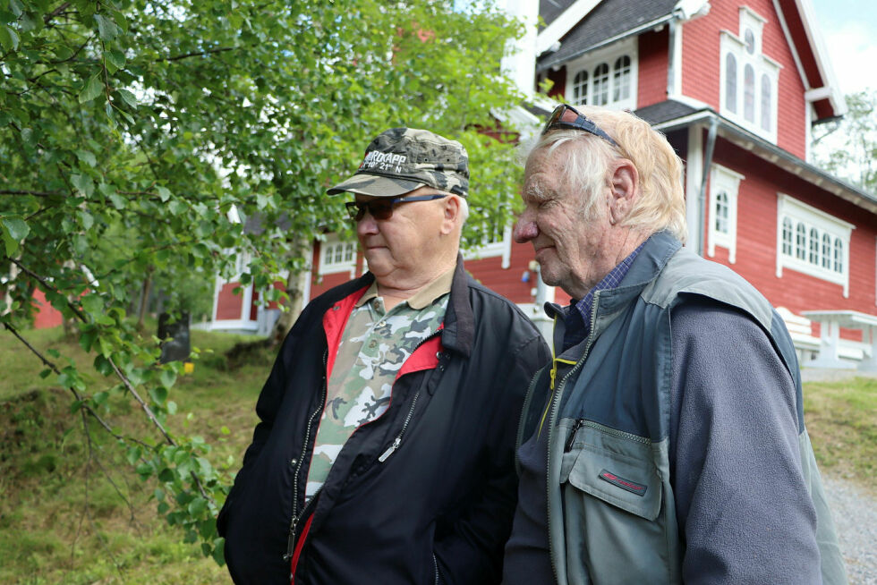 Kameratene Harry Bjørklund og Steinar Sivertsen husker godt Jogar Ivanowitz, som var smed, og hadde skoltesamisk som morsmål. Her er de fotografert like ved Jogars grav.
 Foto: Mari-Ann Nilssen