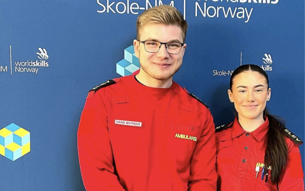 Hans Mathias Andersen fra Berlevåg og Andrea Martinsen-Stokvold fra Alta sørget for NM-gull til Lakselv videregående skole i ambulansefaget.
 Foto: Lakselv videregående skole