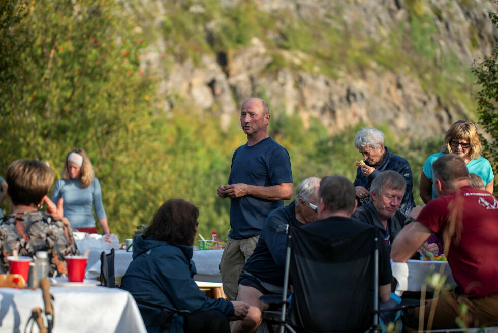 Kai Simon Johansen (i midten) ble glad for at så mange møtte opp til treffet i Brennelvdalen.
– Vi skal fremme bolyst, friluftsliv og å komme ut i naturen. Aktivitet, ikke bare i elva, men også rundt elva, forteller Johansen.
 Foto: Irene Andersen